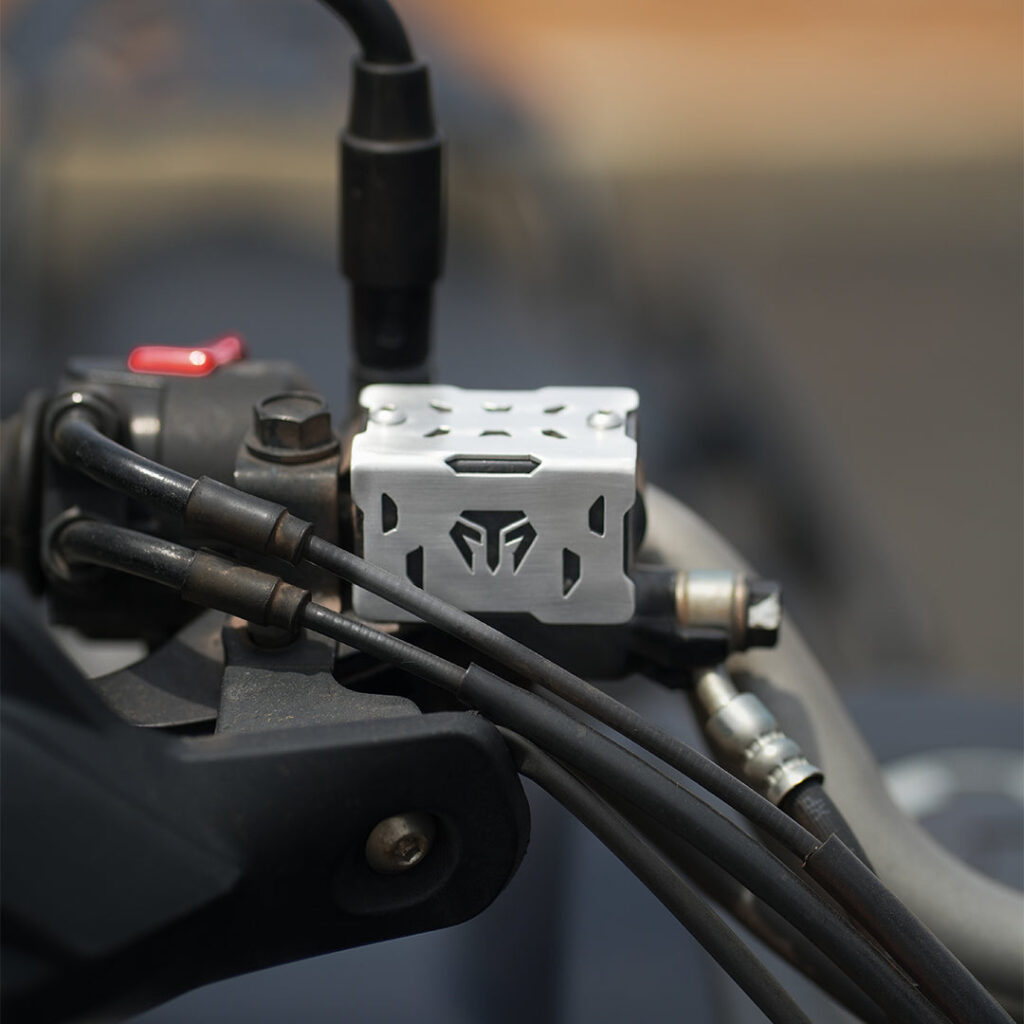 FRONT MASTER CYLINDER GUARD (SS) HONDA CB 200X